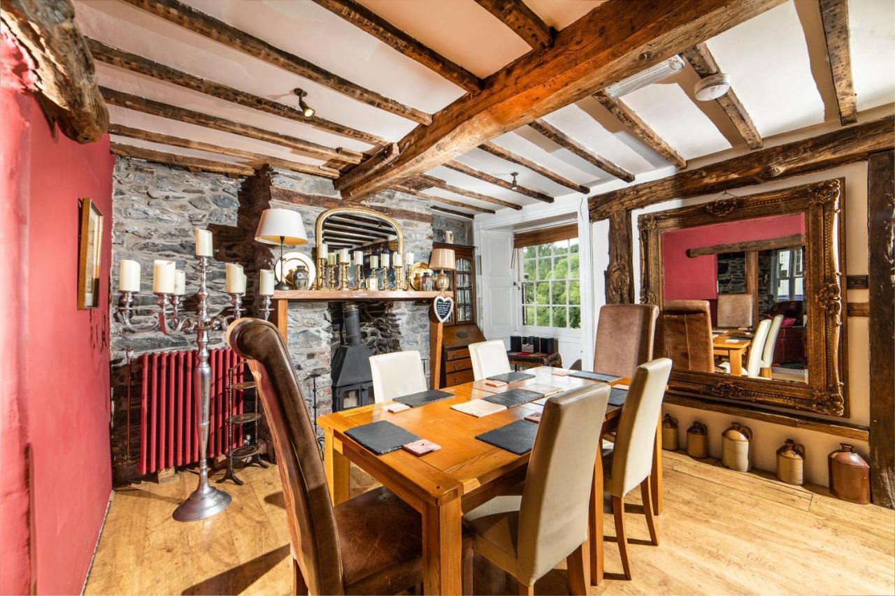Self Catering Accommodation, Cornerstones, 16Th Century Luxury House Overlooking The River Ланголен Екстериор снимка